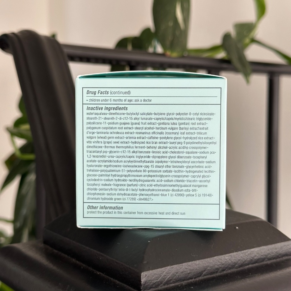 DayWear Moisturizer Multi-Protection Anti-Oxidant 24H‑Moisture Creme SPF 15 - Picture 6 of 6